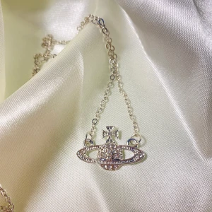 Vivienne Westwood halsband - Kopia på Vivienne westwood halsband ej använd, köparen står för frakten✨