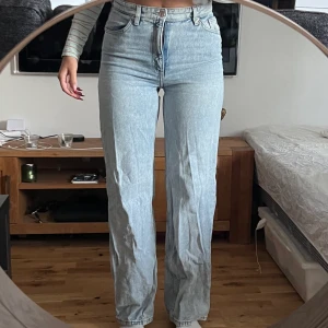 Raka jeans  - Raka jeans med medelhög midja. Storlek 27. Jag är 170 cm lång. 