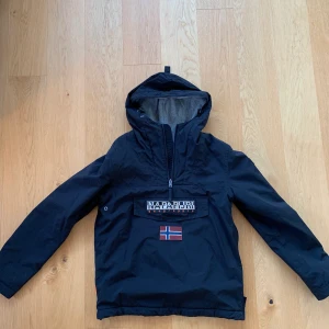 Napapijri jacka - Hej!⚡️Säljer min jätte sköna napapijri jacka som jag köpte men har tyvärr vuxit ur. Det står att den är regular fit men det är stl M. Den är verkligen jätte skön och snygg nu till hösten/vintern. Skriv gärna vid några frågor eller funderingar💬😊