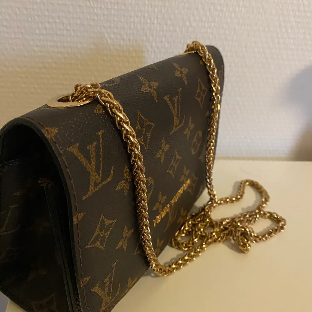 Säljer denna Louis Vuitton väska (ej äkta)  💵-200kr. Väskor.