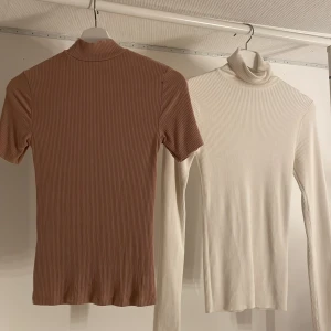 70kr - Jag säljer mina tröjor då jag inte använder dom jag köpte dom för två veckor sen och insåg de inte va min still så jag säljer dom nu tilsamans för 70kr dom är storlek S 
