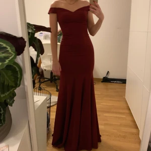 Balklänning - Säljer min superfina balklänning, endast använd en gång! Strl XS men passar mig som brukar ha S/M! Nypris 2499 kr 