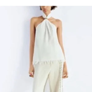 Zara topp - Väldigt dålig bild, men en söt topp från zara där man själv kan justera hur man vill att den ska sitta runt halsen. Denna är endast använd en gång 🤍