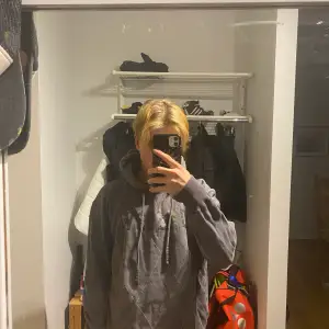 Grå hoodie, oanvänd  Storlek M, jätteskön  Köparen står för frakten 