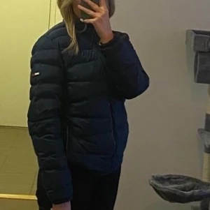 Hilfiger jacka - Säljer min pojkväns jacka. Märks inte att den är använd och säljs då den aldrig kommer till användning. Är modell "man" men funkar för alla! Katt i hemmet. Mörkblå! Ber om ursäkt för kvaliten på bilderna, vill du ha fler bilder så hör gärna av dig, kram!