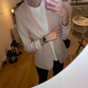 Kavaj - Säljer en ljusrosa kavaj i storlek 34 för 50 kr. Kan mötas upp i Uppsala alternativt posta givet att köparen står för fraktkostnaden👋🏼