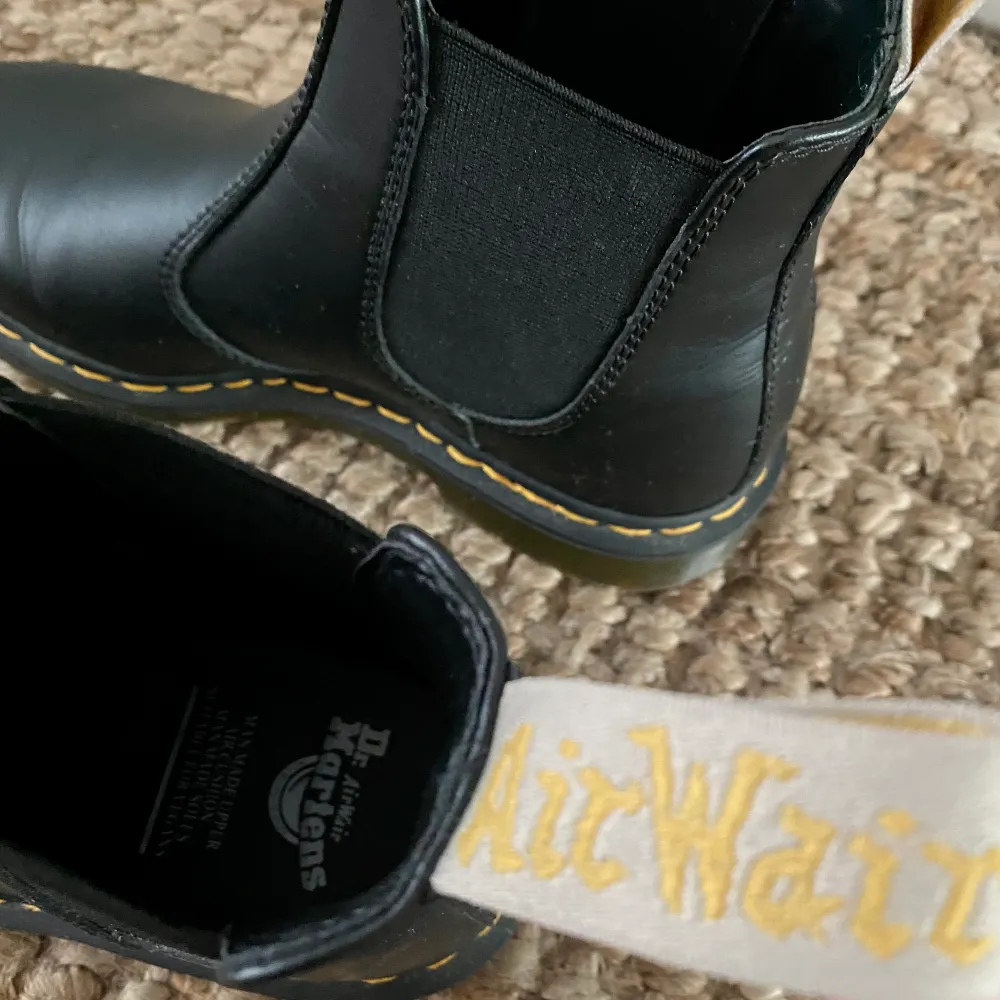 Säljer ett par nästintill oanvända Dr. Martens i storlek 40. Jag tog en storlek större då de är små i storlek. Nypris 2000kr. De är veganska! 💗. Skor.