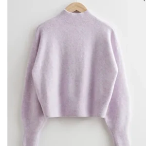 Stickad tröja!  - Säljer denna jätte fina lila tjocktröja! Storlek Xs men passar också S💜