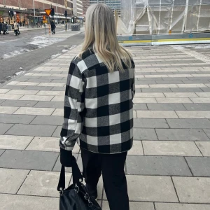 Rutig Jacka HM - Säljer denna rutiga skjortjackan från HM❤️ skriv för mer info och fler bilder!