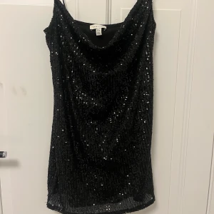 Paljett klänning  - Jätte snygg paljett glitter klänning i storlek 40, men sitter som en S/M  Endast prövad. 