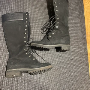Timberlands Waterproof boot 14INCH - Säljer min älskade Timberland kängor i str 37.  Dags för mig att skaffa nya, skorna har spruckit väldigt lite högst upp på lädret på vänster fot. Då jag inte bott hemma har mina saker legat ner packat , dessa går sjävklart att rengöra och man får då bort 