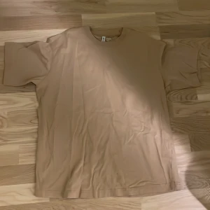 T shirt - T shirt som aldrig kom till användning. Storlek S men lite oversized.