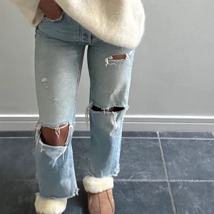 Zara jeans - Säljer dessa jeans. Har klippt av ena fickan där bak som syns på sista bilden. Har inga fler bilder & fraktar helst🫶🏾Storlek 32, men passar 34!