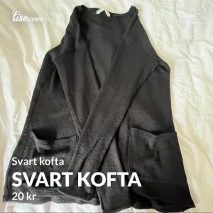 Svart kofta med fickor - Detta är En svart kofta med fickor från hn jag säljer denna kofta på grund av att den sitter lite strävt vid armarna alltså att den är för liten