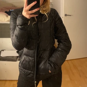 Dunjacka - Svart dunjacka/lättvindsjacka från Dorothy Perkins i stl 34. Säljer då det var ett felköp som inte används. Helt utan tecken på användning💕