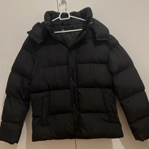 Svart pufferjacket i S - Svart pufferjacket från Asos. Använd en vinter och är i nytt skick.