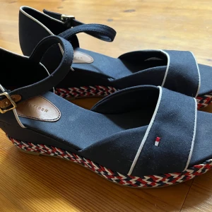 Tommy hilfiger klackar  - Säljer jätte fina klackar från Tommy hilfiger. Aldrig använda bara testade och de bara legat i skohyllan här hemma och kommer inte till användning. Köptes för 899 men säljer för 470 kr. Pris kan diskuteras!