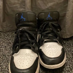 jordan mod one skor  - Säljer på grund av att jag köpt nya säljer även dom så billigt för att dom har slitigts där back. Köpte dom för ett år sedan är i storlek 39/40 (pros kan diskuteras) pris 350kr ink frakt