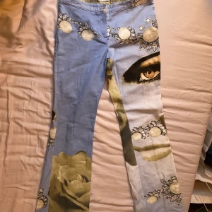Tygbyxor  - Tygbyxor köpta på humana. Saknar knapp, gör inte så mycket o lätt att du tillbaka  Ps säljer ut massa plagg billigt som fan, köper du 5 eller fler får du 15 %