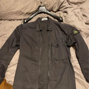 Stone island overshirt - Säljer min overshirt från stone island eftersom att jag växt ut den. Den är storlek medium. Jag kan mötas upp i Stockholm.