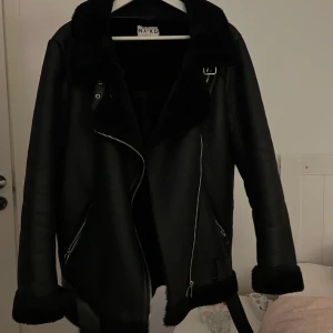 Skinnjacka  - Helt oanvänd jacka från NA-KD, bra skick och varm. Köpt för cirka 1200kr