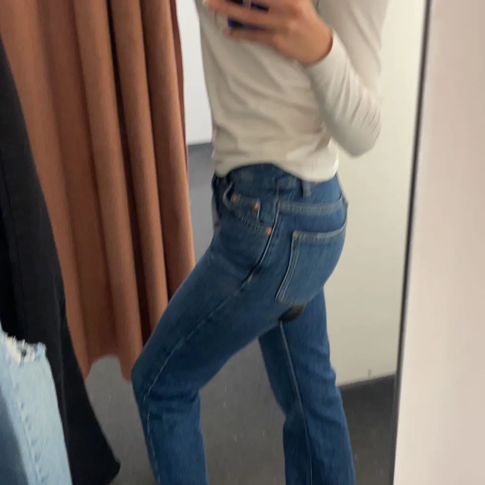 Ginas blå super snygga jeans. Jätte bra skick! Storlek 32 passar bra på mih som är 160 (de är lite långa). Tveka ej med frågor🤍. Jeans & Byxor.