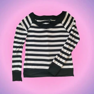 Randig långärmad - (Lägger ut igen pga oseriös köpare) Skön randig långärmad tröja i bra skick! Älskar de mjuka materialet o att den har långa armar! Den är i bra skick och sitter superfint💗💗🫶🏻 Står strlk M men passar mig perfekt som oftast har S. Skriv privat vid intresse💖