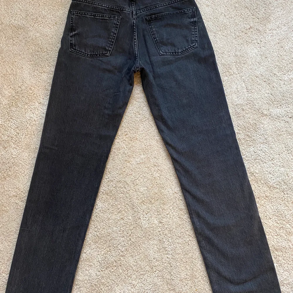 Straight leg Jeans ifrån zara som är mid waist. Använda 1 gång så dom är som nya. Köpta för 359. (Skriv privat för fler bilder). Jeans & Byxor.