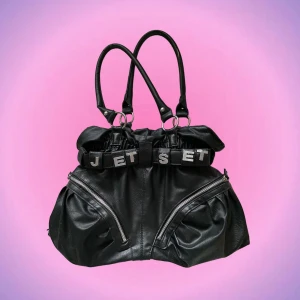 Handväska - Riktigt snygg shoulderbag/handväska i skinn med silverdetaljer. Finns en liten slitning som syns på andra bilden i den högra nedre kanten men inget som stör elr syns särskilt mycket. Finns många bra fickor. Skriv privat vid intresse💖💖