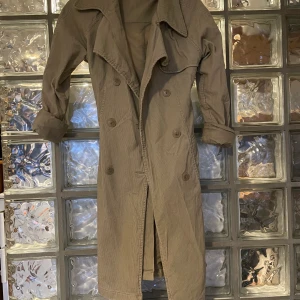 Beige fin kappa - Beige superfin kappa i manchestertyg. Köpt på second hand och endast använd ett fåtal gånger. Plastbit på ärmen är sönder (se bild) men syns inte🫶🏾🥰