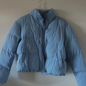 VINTERJACKA  - Jag säljer min blåa vinterjacka! den är i storlek S den är i bra skick och har inga defekter! Jag köpte den nyss men har inte använt den