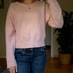 Veromoda tröja  - Säljer denna jättefina stickadetröjan ifrån Vero moda! tröjan har blivit lite nopprig☺️☺️