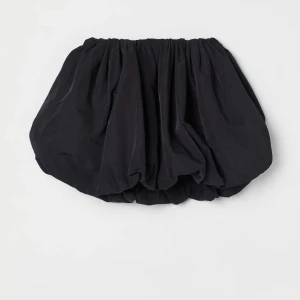 Svart ballongkjol från H&M - Aldrig använd svart kjol från h&m Nypris 699kr