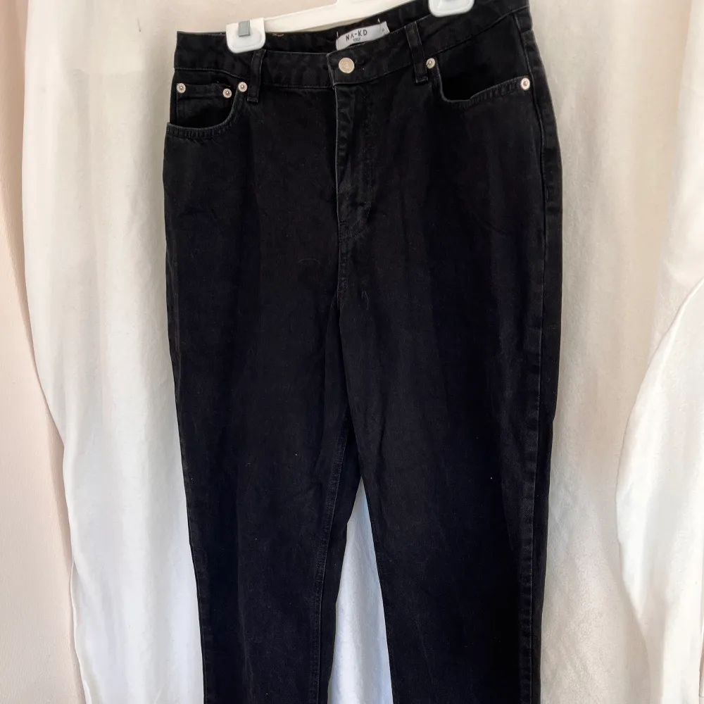 Svarta jeans med slits nertill från NA-KD😍. Endast använda 1-2 gånger då jeansen tyvärr är för stora för mig. Storlek 40 men ganska stora i storleken. Jeans & Byxor.