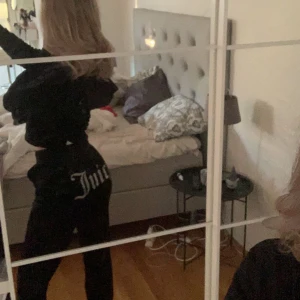 svart juicy dress - jag har tröttnat på färgen så vill ha pengar till att köpa en ny dress! använd några gånger men inget som syns på dressen. 