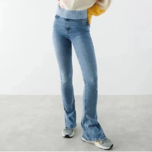Molly slit jeans stl XS - Säljer dessa molly slit jeans i stl XS. Från gina tricot, oanvända med prislapp kvar.💙 Köparen står för frakten