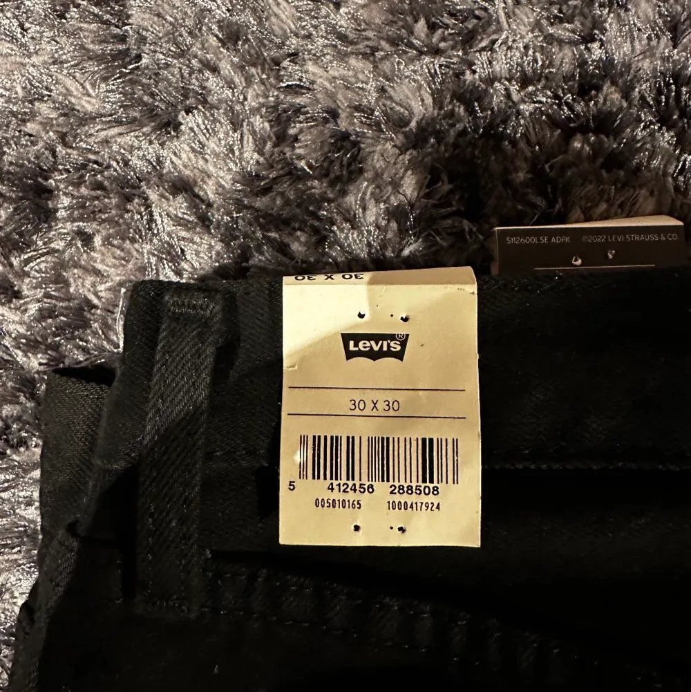 Ett par svarta Levi’s jeans i modellen 501, helt oanvända. Säljer pga för liten storlek! Storlek W30 L30 Hör av dig vid funderingar!. Jeans & Byxor.