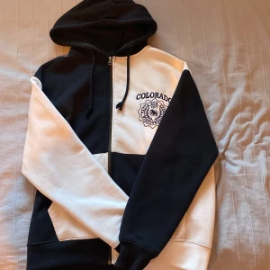 PULL&BEAR hoodie - Dragskedje hoodie storlek M. Använd några gånger men inget fel, 7/10 skick.