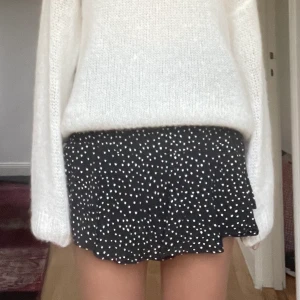 Kjol - Denna as snygga prickiga kjolen från zara. Perfekt nu på hösten att ha under ett par strumpbyxor. Med knytning vid midjan. Tveka inte att skriva för flera bilder eller något du undrar över❤️