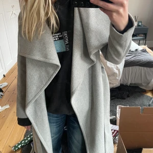 Grå kappa - Jätte fin grå kappa i storlek xs från mango! Sparsamt använd och tillräckligt stor för att få plats med en hoodie under som på bilden!💓💓 200kr +frakt