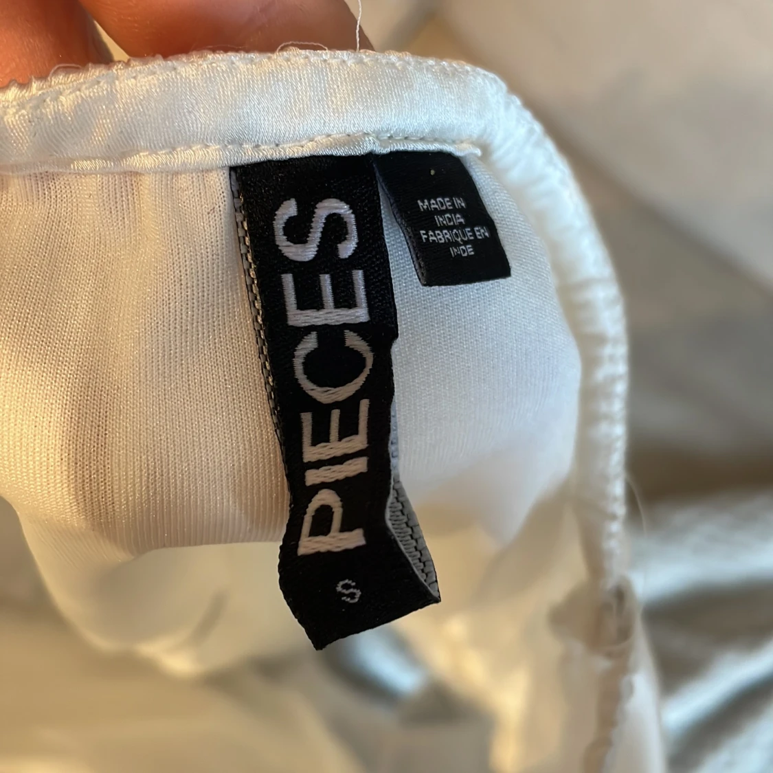 En glansig vit blus  - 90