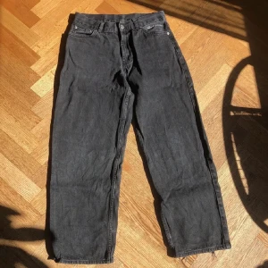 Sweet sktbs big skate - Pris kan diskuteras vid snabb affär. Assnygga baggy jeans från sweet sktbs. Säljer då de är för korta på mig. Bilderna är lånade från säljaren jag köpte de av här på Plick. Bra skick men har dock revor längst ner vid fötterna. Aldrig använda.