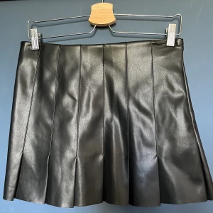 Tenniskjol i veganläder - Söt och cool kjol i fuskläder med ett mjuk innertyg så man inte svettas ihjäl. Tennis modell 