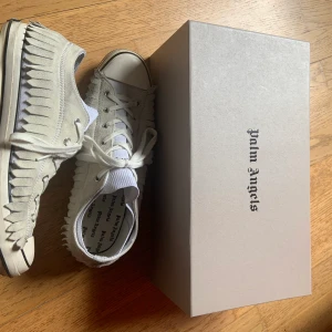 Palm Angels vulcanized  - Jag köpte skorna för 2995 kr och de är i nyskick. Sko boxen, autenticitet papper och en tygpåse från palm angels kommer jag att skicka med. Denna produkten är också slutsåld och är limiterad!