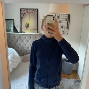 Peak performenc kofta - Säljer min Peak performance tröja då den tyvärr inte kommer till användning längre. Den är köpt för 450 och säljer för 150💞Den är i superbra skick och har inga defekter😄 skriv till mig via frågor och kom gärna med prisförlag💗