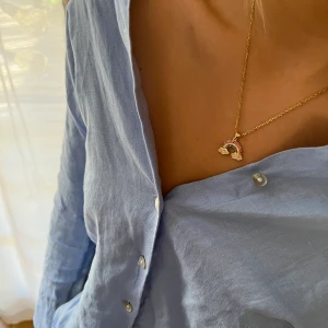 Halsband regnbåge - Vårt fina halsband ”regnbåge” med guldplätering! 99kr🌈  Frakt: 15-29kr*