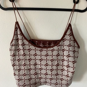 Brun/beige cropped topp - Topp från Urban outfitters, mycket bra skick!