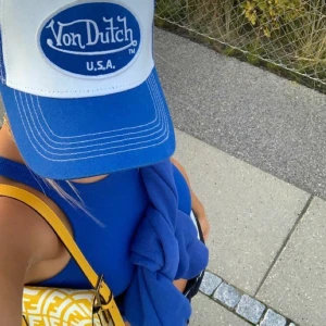 von dutch keps, blå vit - Populär och slutsåld von dutch keps blå och vit! Nyskick använd en gång💙💙💙💙