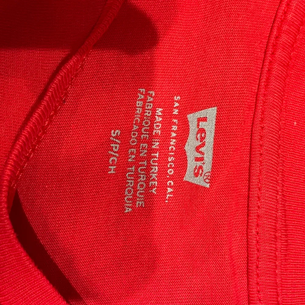 Säljer denna röda Levi’s t-shirt då den inte används, den är i mycket bra skick. Storlek S. T-shirts.