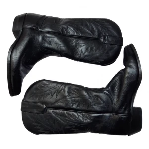 Cowboyboots  - Vintage cowboyboots i älta italiensktläder! Köpta på vestaire collective för 700, använda ngr gånger men de var lite för små för mig så säljer därav vidare! Strl e 37,5! 